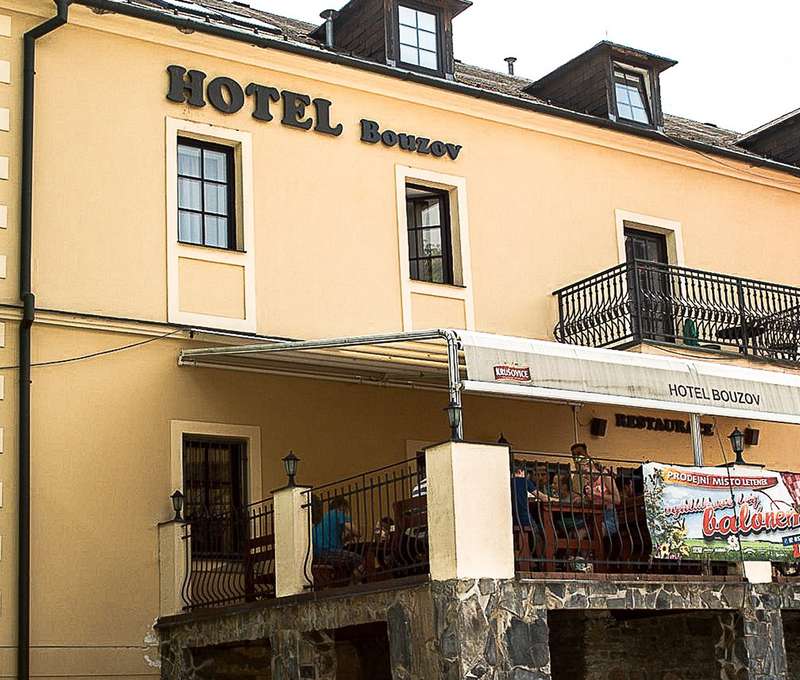 Příjemné prostředí moderně zařízeného hotelu v krásné krajině