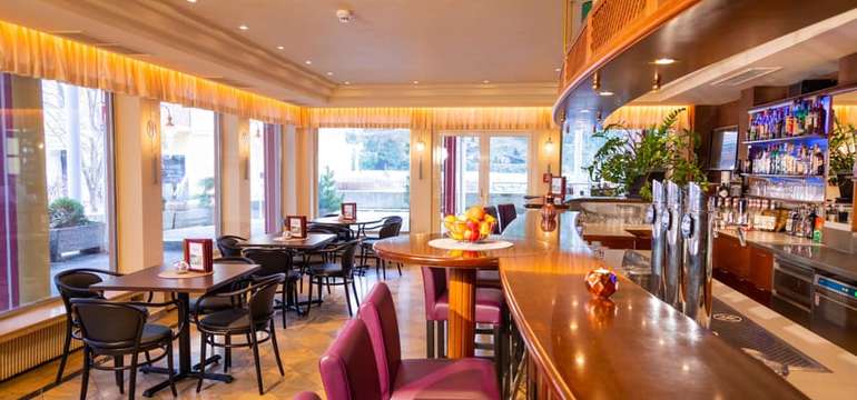 Působivý hotelový bar ve Wellnesshotelu Allmer****