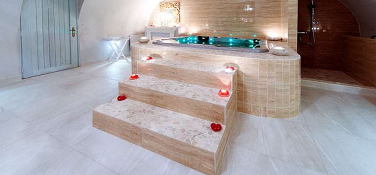 Privátny vstup do wellness (parná, fínska a infrasauna, vírivka, oddychová zóna)