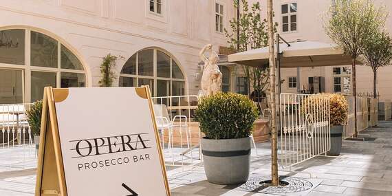 Honosné apartmány v srdci malebnej Banskej Štiavnice s dobovými freskami a dizajnovým nábytkom/Banská Štiavnica