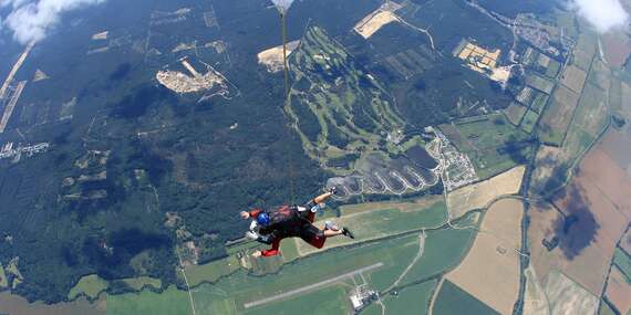 Tandemový zoskok padákom z výšky až 4000 m - na výber 5 letísk/Letiská Slávnica a Senica Letiská Nové Zámky a Boleráz