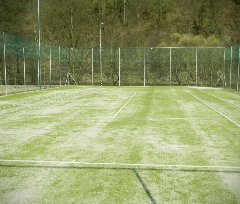 Viacúčelové ihrisko je k dizpozícii pre futbal, tenis, volejbal, nohejbal a ďalšie aktivity