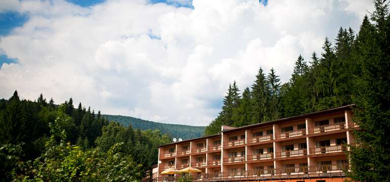 Horský Hotel Podjavorník leží v srdci chránenej prírodnej oblasti nad dedinou Papradno