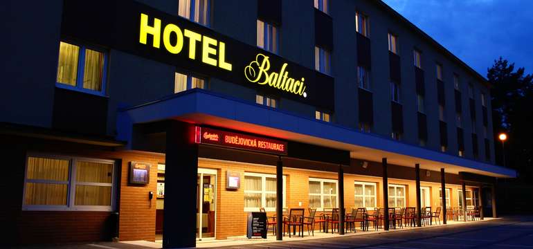 Hotel sa nachádza na ľavom brehu rieky Dřevnice