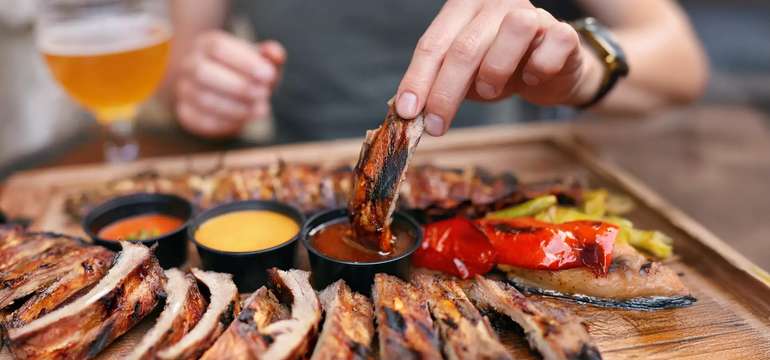 Grilované BBQ rebierka a veľká mäsová misa až pre 8 osôb