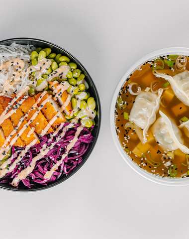 Poké miska aj s japonskou miso polievkou s veggie gyozou