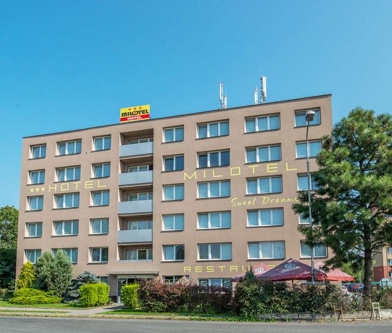 Hotel se nachází mimo ruch města a nabízí i možnosti parkování