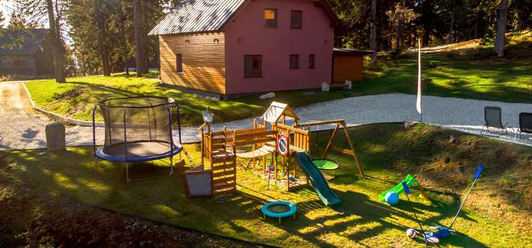 Obrovské detské ihrisko s preliezkami, trampolínou a hojdačkami