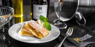 Dezert: 150 g jablkové pyté so šľahačkou 