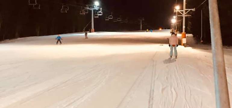 Zalyžovať si môžete cez deň aj večer priamo v areáli v Ski Krušetnica