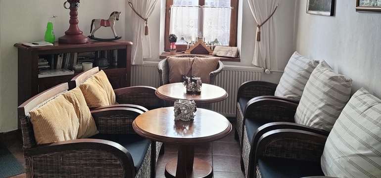 Kapacita restaurace rozdělené na dvě části je 47 míst