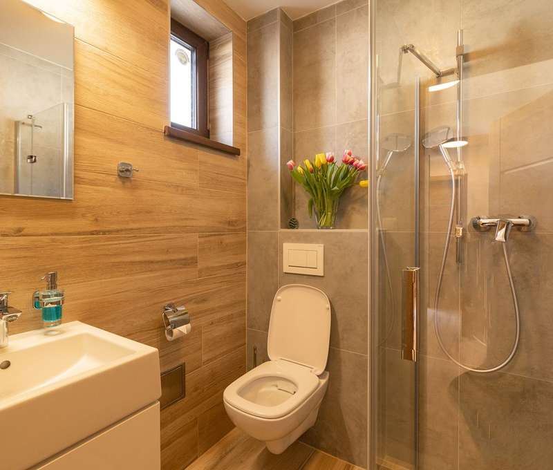 Kúpeľňa s WC a sprchovým kútom sa nachádza na prízemí aj na poschodí