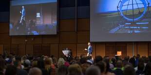 Svoje schopnosti odovzdáva na podujatiach a konferenciách