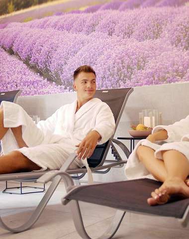 Voňavý wellness s vírivkou, saunami, slnečnou oddychovou zónou a krbom