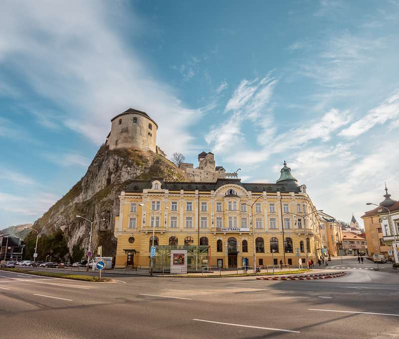 Hotel Elizabeth sa nachádza priamo pod Trenčianskym hradom