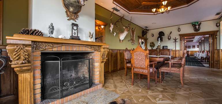 Hotel Husárik**** má poľovnícky salónik s krbom s otvoreným ohniskom