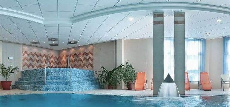 Vo wellness centre na vás čaká bazén, vírivka aj niekoľko druhov sáun