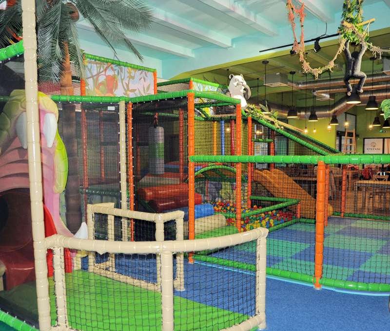 Na ploche 1 200 m2 sa nachádza množstvo atrakcií ako tobogany, trampolíny, šmýkačky, auto dráha a ve