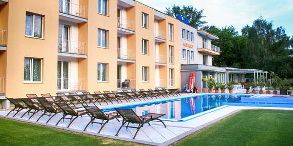 Hotel Korekt *** pri priehrade Sĺňava s polpenziou a vonkajšími bazénmi/Piešťany