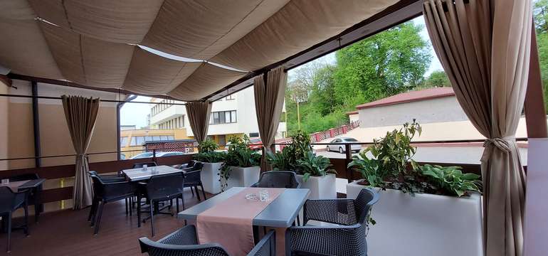 À La Carte reštaurácia s kaviarňou a letnou terasou