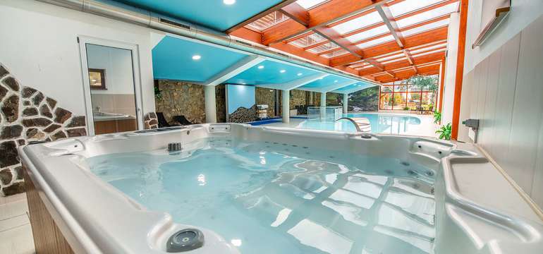 Wellness centrum v areáli ponúka na oddych bazén, vírivku aj 3 druhy sáun