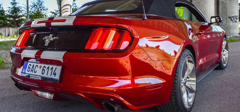 Nezabudnuteľná jazda na prenajatom Mustangu Cabrio