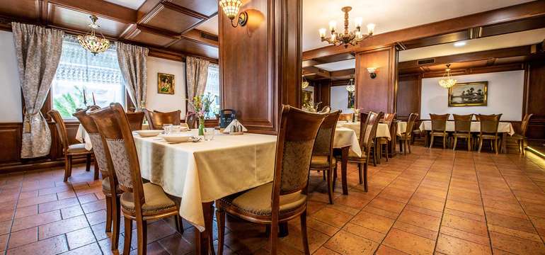 Hotel Elenka*** vám ponúka celodenné stravovanie v luxusne vybavenej hotelovej reštaurácii