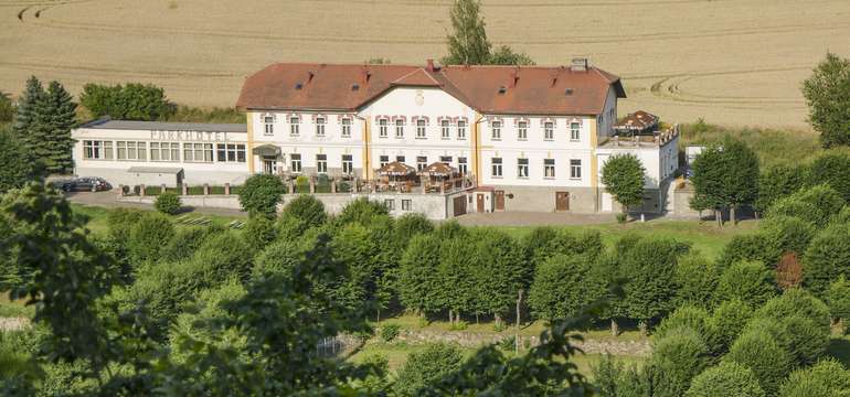 K hotelu náleží rozsáhlý francouzský park založený Annou Marií Amabilií rozenou ze Sternberga