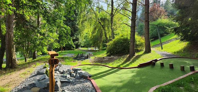 Ak máte radi minigolf, takého ihrisko si zamilujete