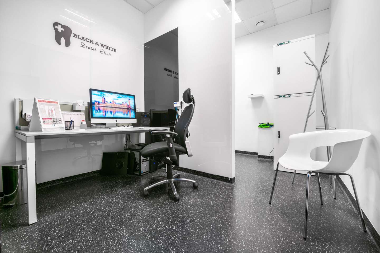 Vstupná zubná prehliadka alebo bielenie zubov + 15% zľava na ďalšie úkony v Black & Gold Dental Clinic