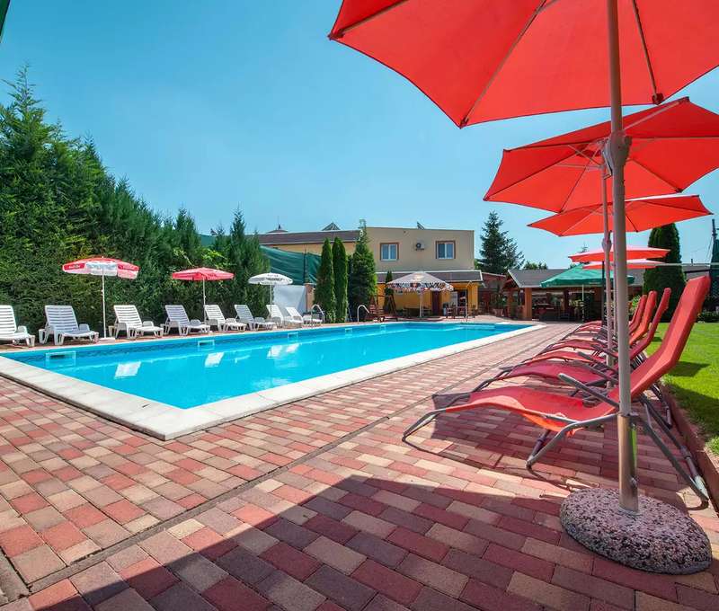 Neobmedzený vstup do vonkajšieho relaxačného bazéna s ležadlami a slnečníkmi