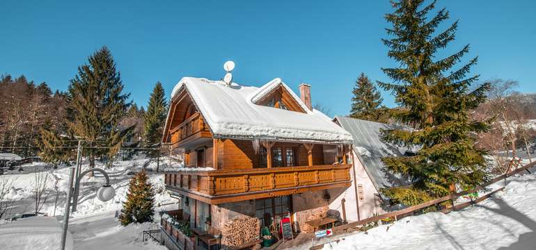 Chata Alpina má výbornú polohu priamo pod lyžiarskymi svahmi