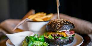 Hovädzí burger s cheddarom a hranolčekmi 