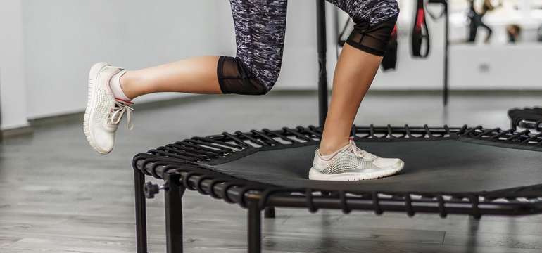 Jumping® je dynamická fitness hodina, ktorá prebieha na špeciálne vyvinutých trampolínach