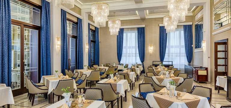 Zrekonstruovaný hotel ROYAL PALACE***** je zařízen ve stylu art deco a patří k nejluxusnějším