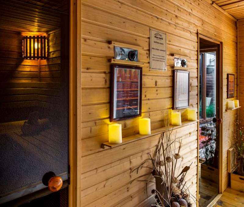 Voňavý wellness s vírivkou, saunami, slnečnou oddychovou zónou a krbom