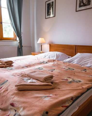 V elegantne zariadených izbách hotela Smokovec*** je TV, telefón, rádio, minibar a vlastná kúpeľňa