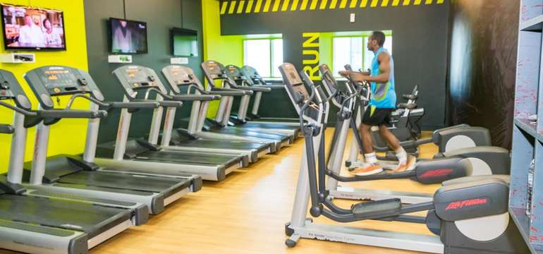 V budove je k dispozícii aj fitness centrum