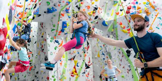Lezecký zážitok s komplet výstrojom a inštruktorom na Lezeckej stene K2-Bratislava pre dvoch či celú rodinu/Bratislava – Ružinov