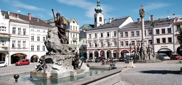 Hrad a zámek Trutnov je ve vzdušné vzdálenosti 13 km od obce Horní Maršov
