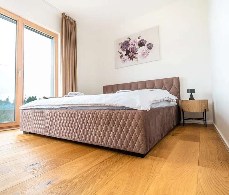 Spálňa s francúzskym oknom a nočným stolíkom