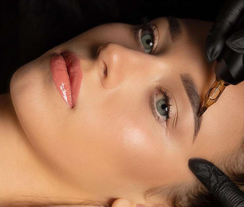 Dokonalé obočie s technikou Combré alebo microblading