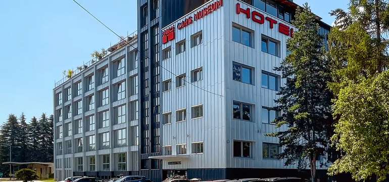  Možnosť ubytovania v tematickom hoteli Double Red Cars Hotel 