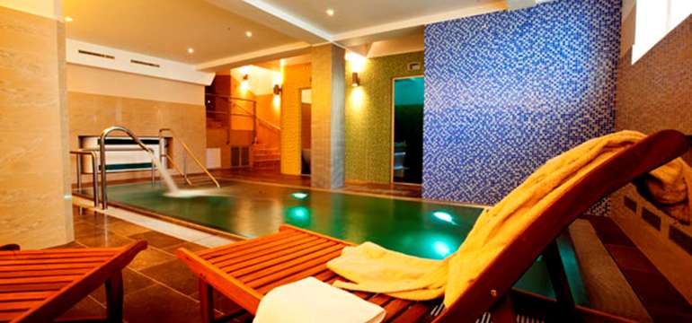 Privátny vstup do wellness (relaxačný bazén s odpočinkovou zónou)