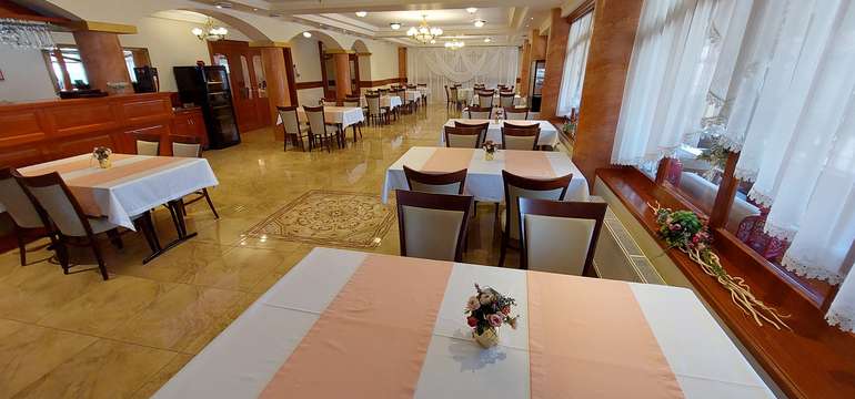 À La Carte reštaurácia s kaviarňou a letnou terasou