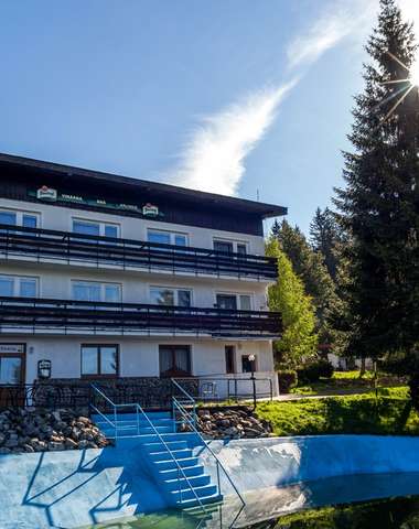 Hotel Kolibřík se nachází na Špičáku v bezprostřední blízkosti sportovního areálu