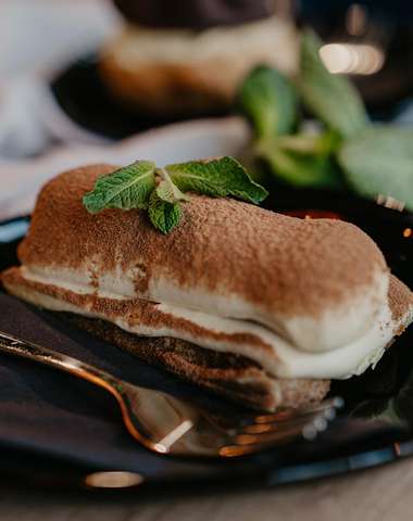 Kvalitná talianska káva s croissantom alebo koláčikom v Emporio Lounge Bar