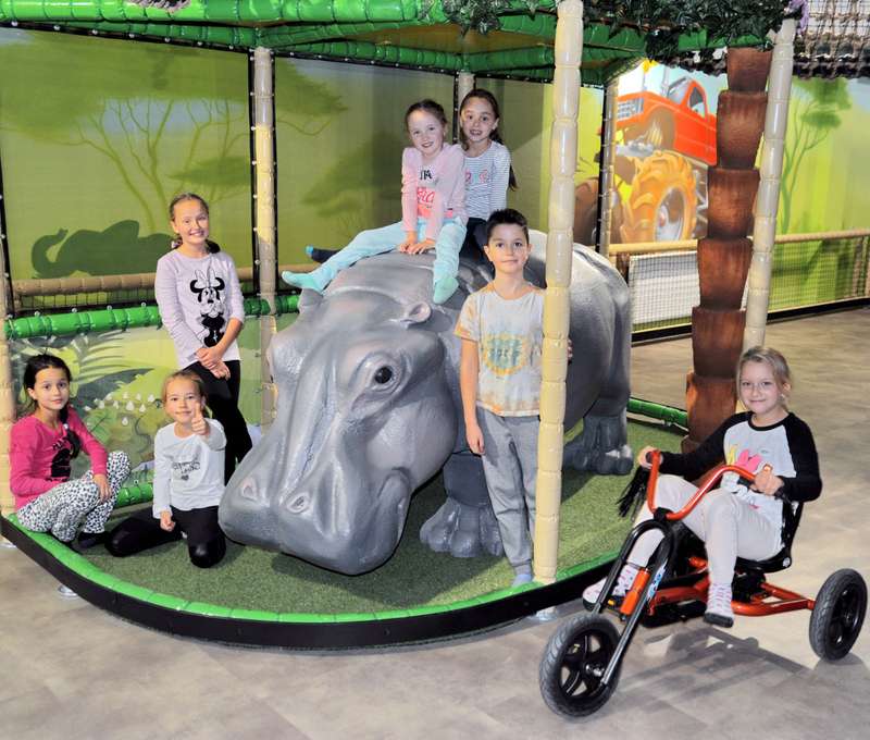 Na ploche 1 200 m2 sa nachádza množstvo atrakcií ako tobogany, trampolíny, šmýkačky, auto dráha a ve