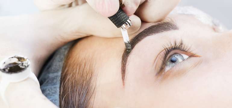 Dokonalé obočie s technikou Combré alebo microblading