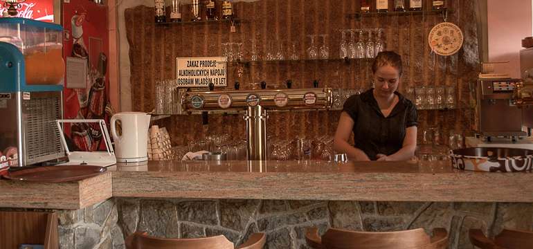 Kromě hanácké stravy vám v hotelu rádi nalejí i dobrou hanáckou slivovici